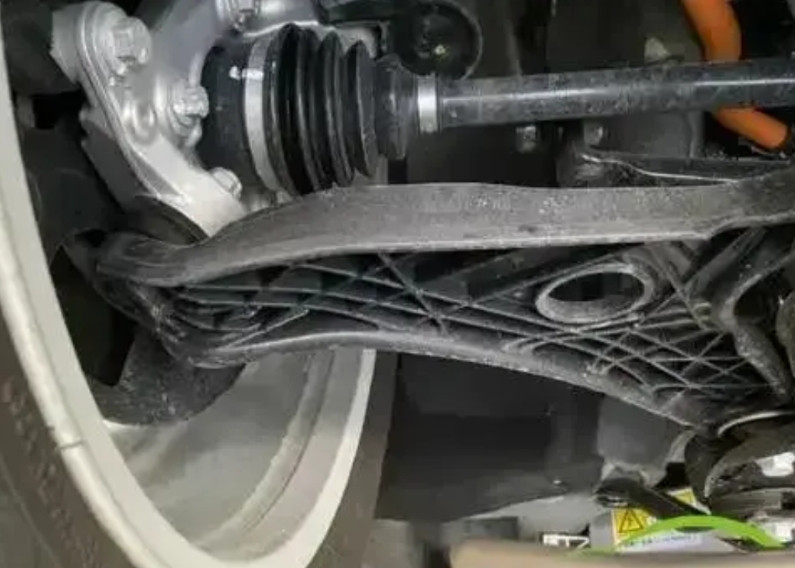 下摆臂用塑料件？这是我孤陋寡闻了，还是科技在进步，这个塑料件比铁件，铝合金件更坚