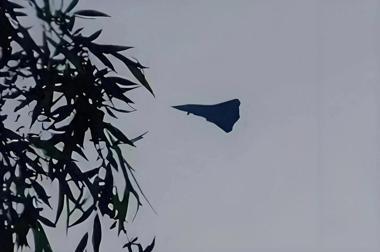 美媒：疑似中国第三款六代机试飞成功 当地时间8月4日，几张从中国社交媒体流出