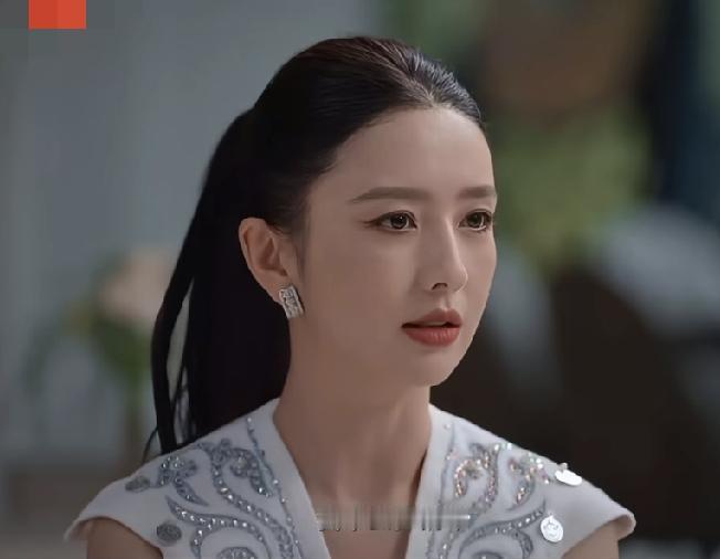 佟丽娅：我不会弹钢琴，但我从小会教钢琴。鲁豫：这怎么完成？佟丽娅：我从小父