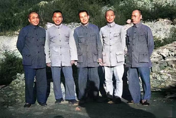 彭德怀照相的时候，一般都比较严肃，很少笑，即便是笑，也是微微一笑。这一次和战友们