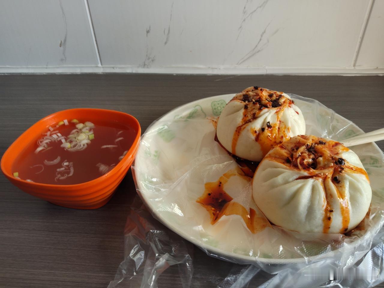 昨天在陇西火车站附近，吃了两个腊肉韭菜包子。在旱码头文峰镇，啥都豪横。昨天，