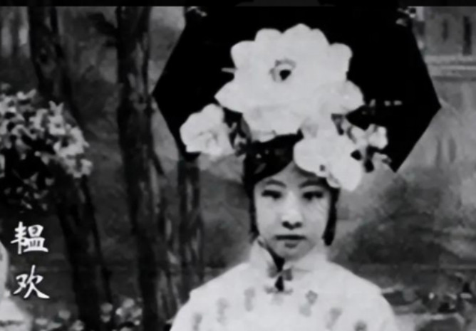 1960年，周总理请溥仪吃饭，席间，溥仪看了一旁的女子好几次，周总理注意到后，就