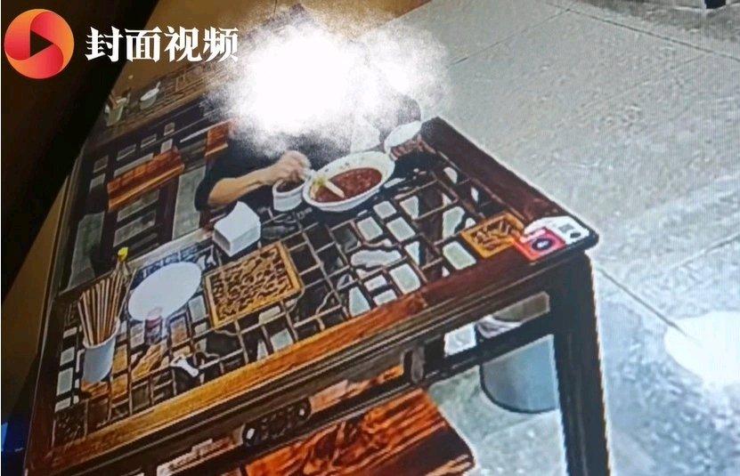 苏州这起吃面加6勺辣椒酱的事儿，真是引发了不小的争议。2023年5月25日，苏州