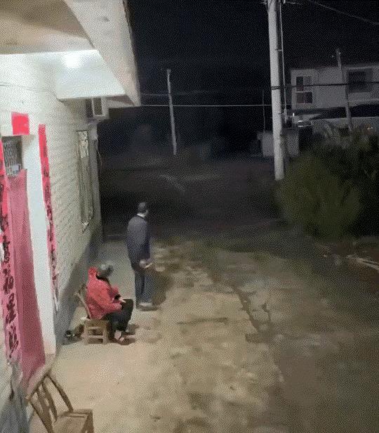 中秋破防！儿子多次劝父母先睡，二老搬木椅守在屋檐下，扫了三遍院子等孩子回家中秋