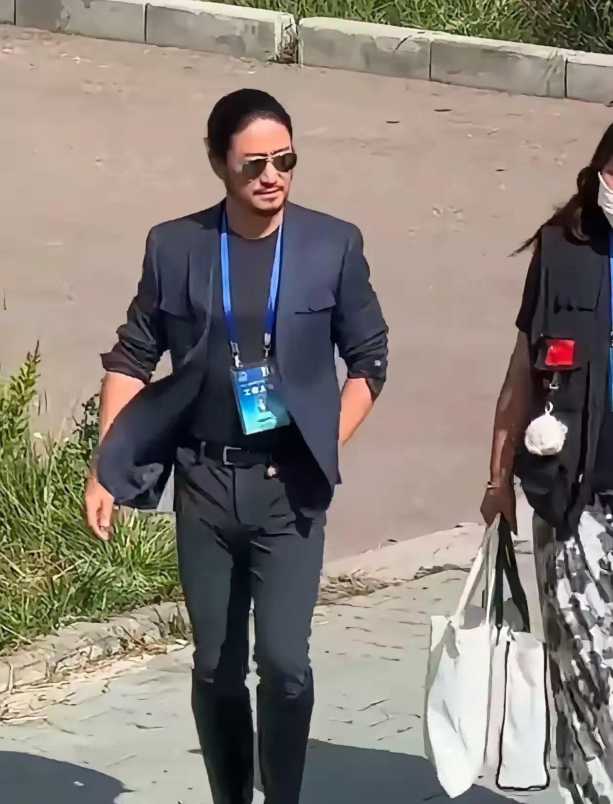 吴京啊，吴京，这靴子是非穿不可吗？这身装扮说真的，一点也不好看，越看越抽象，