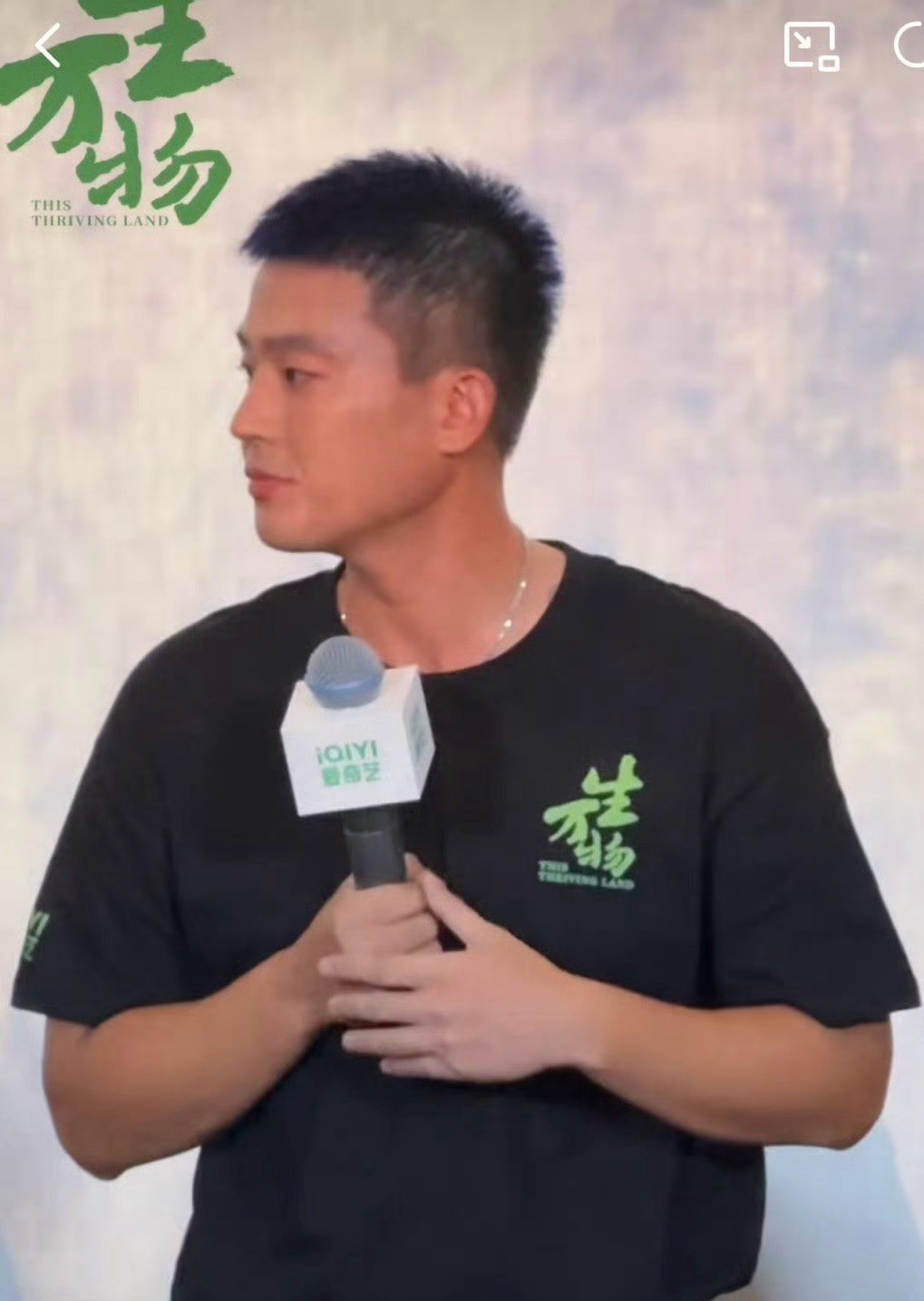 一起下地干活，欧豪却偷偷戴了防晒手套没告诉杨幂哈哈哈哈哈哈哈哈哈哈[笑着哭][