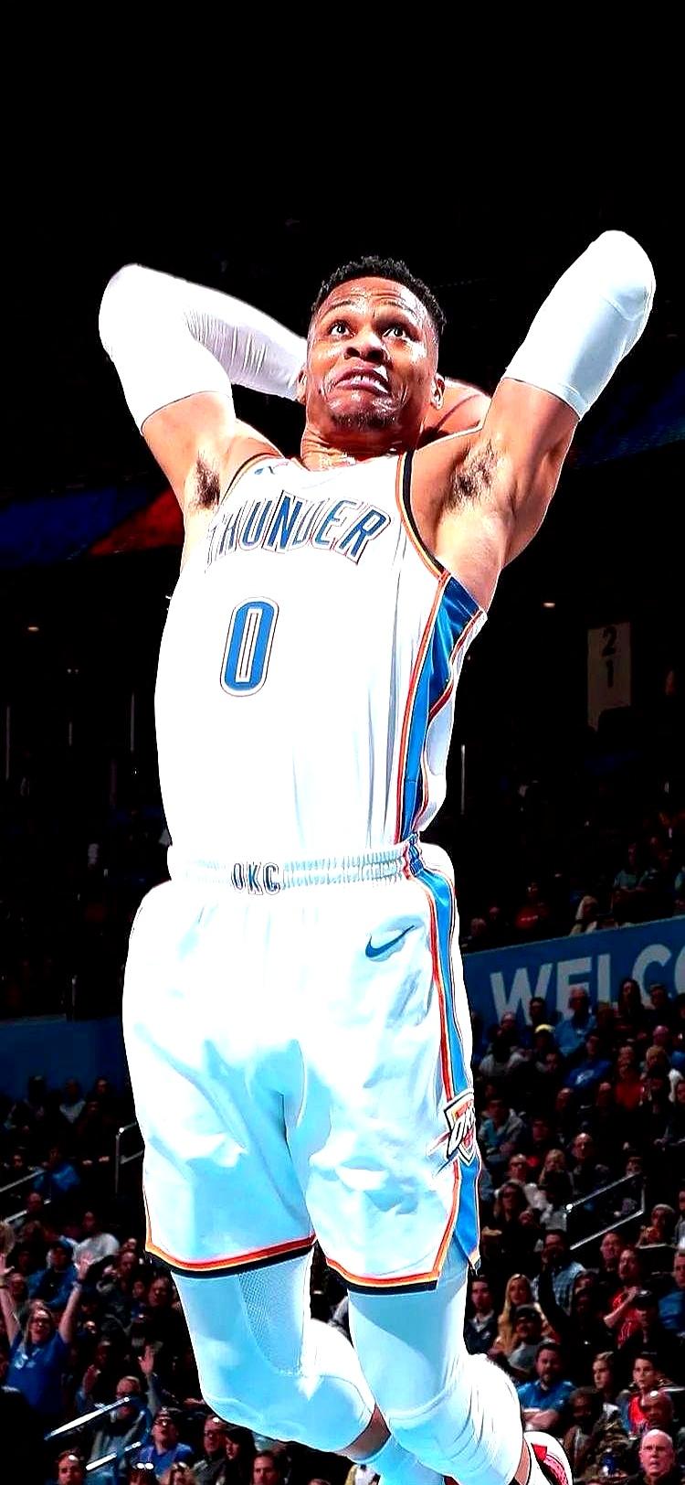 威少把1.8亿刀扔桶，就为了摸一下冠军奖杯。结果四年跑了四队，底薪只剩三