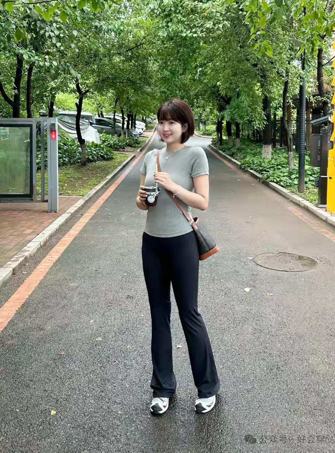 谁懂！短款灰T搭垂感瑜伽裤出街，舒服显瘦又随性，松弛感直接拉满～你们觉得日常穿