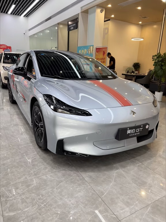谁能拒绝一台自带氛围感的国产纯电轿跑🚗低趴溜背车身，0.19Cd超低风阻，无框车门氛围感直接拉满，