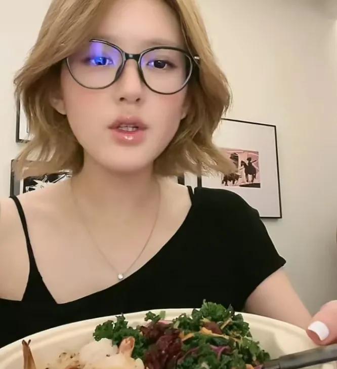 人在无语的时候，真的会很无语简直要被赵露思蠢哭了大胆开麦手刃公司也就算了，差