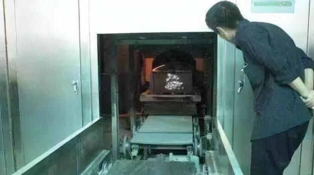 火葬场什么尸体都敢烧吗？火葬场员工：给再多钱也不敢烧1种尸体。主要信源：（陵园
