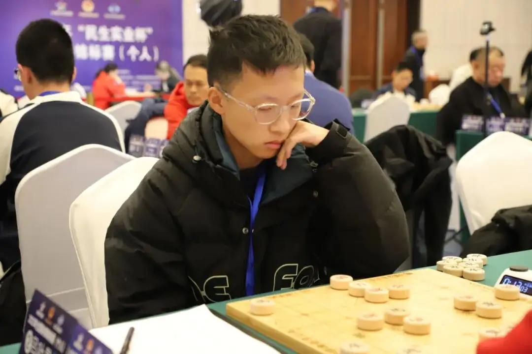 “民生实业杯”全国象棋个人赛，八强是老中青都有，职业健将、业余高手共同争雄，将要