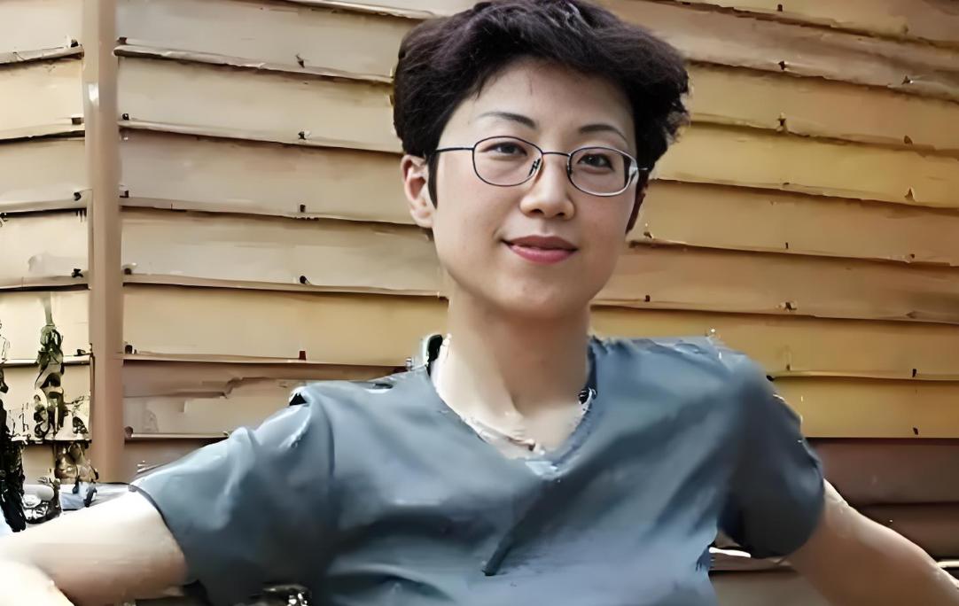 一个拿普林斯顿博士学位的女学者，牵着5岁儿子的手，丈夫跟在身后，一家三口准备登机