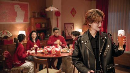 我家楼下有鹿晗新短片里鹿晗举杯的瞬间太治愈，从鲜酿到冷链锁鲜，再到门店现打，每