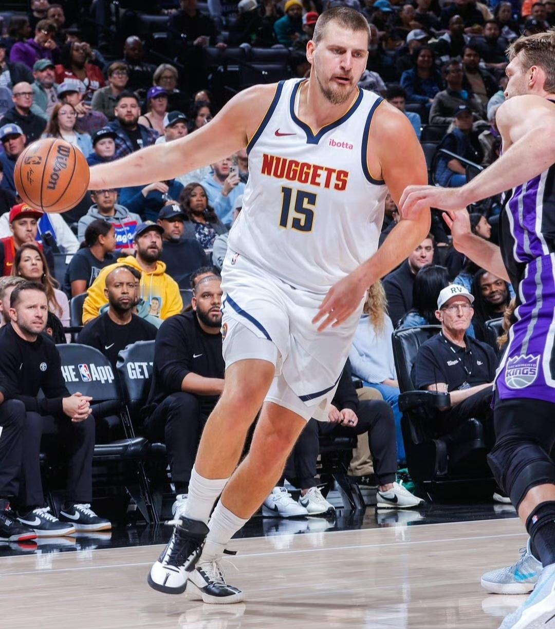 天下无双，约基奇太梦幻了。联盟五绝各显神通，本赛季刚刚开局MVP之争却愈演愈烈