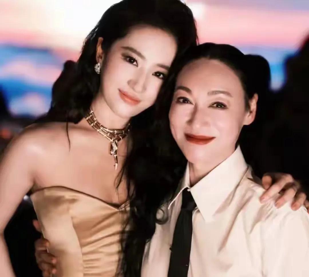 今天娱乐圈最大的喜事都来自于刘亦菲！​今天是39岁刘亦菲生日，谁能想到除了她一