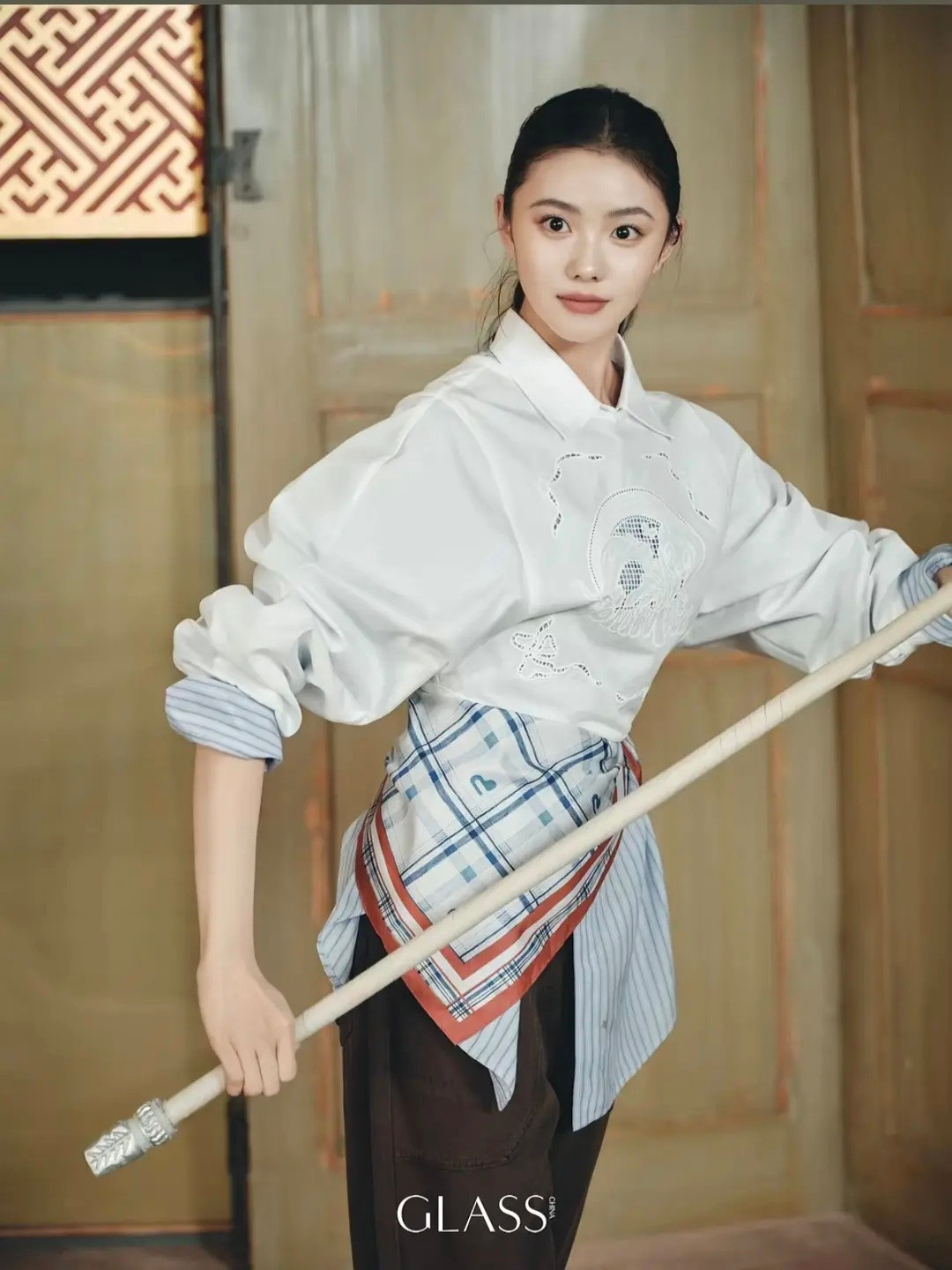 刘浩存认真起来的模样，自带一种干净又乖巧的氛围感，特别耐看。