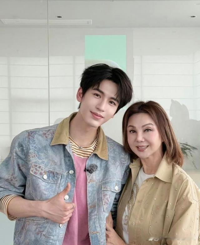 张凌赫与名媛合影火上热搜！网友：这脸是真实存在的吗？