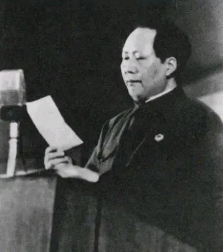 1950年，铁匠朱其升看到家家户户都挂上了毛主席头像，他越看这个人越眼熟，于是偷