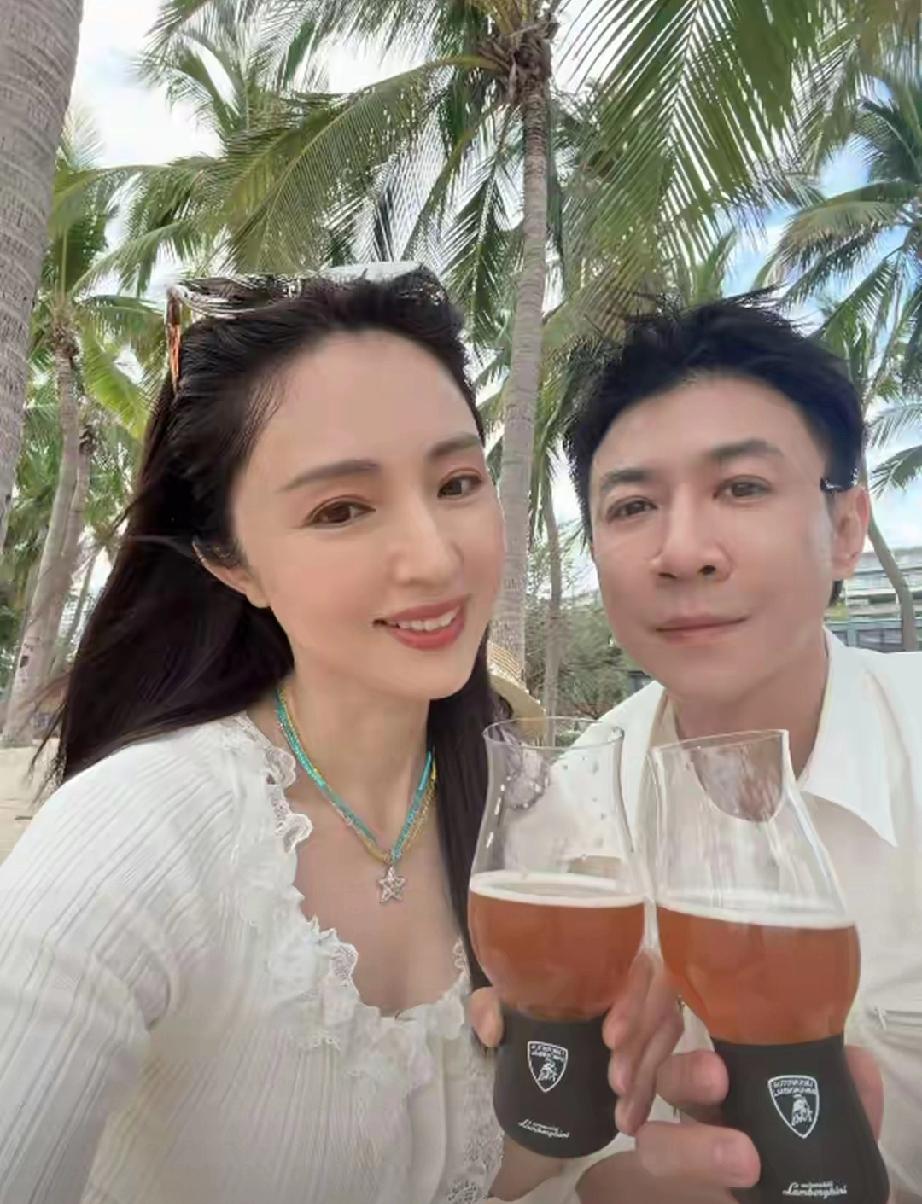 47岁董璇状态绝了！陪老公张维伊回乡扫墓，温婉贤惠超圈粉4月2日，董