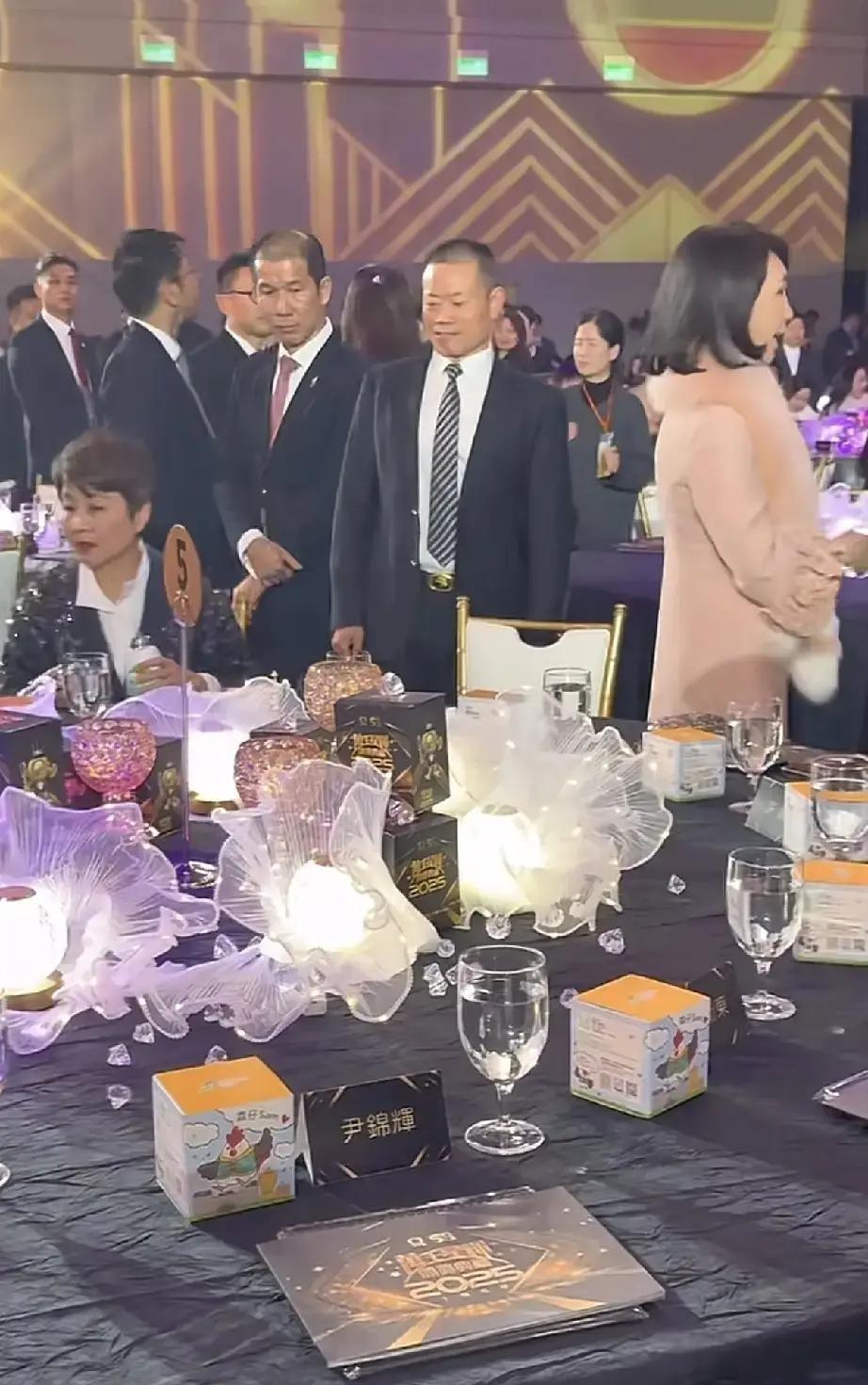 赌王四太和二房长女何超凤，在TVB颁奖礼前夜竟然同桌吃饭了！这可是赌王去世四年