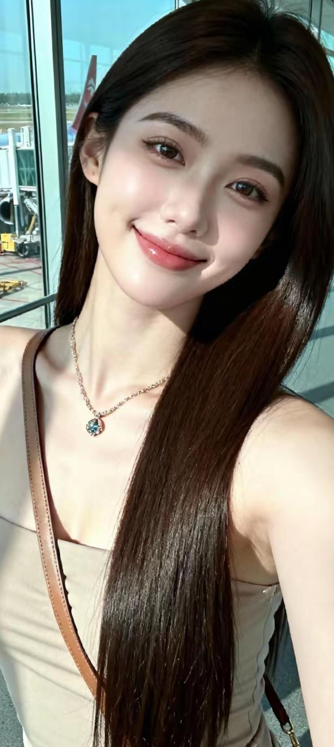 机场的阳光照耀下，微笑的少女与蓝天白云相映成趣。