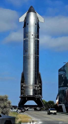 40层楼那么高，5000吨重，33台发动机一起点火——这枚火箭，下个月就要飞了。