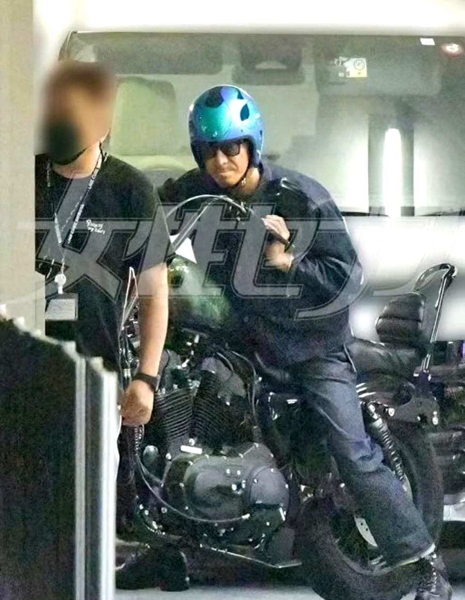 木村拓哉骑机车载女儿去看老婆演唱会，不是剧本，是日常。工藤静香在台上唱着自己的