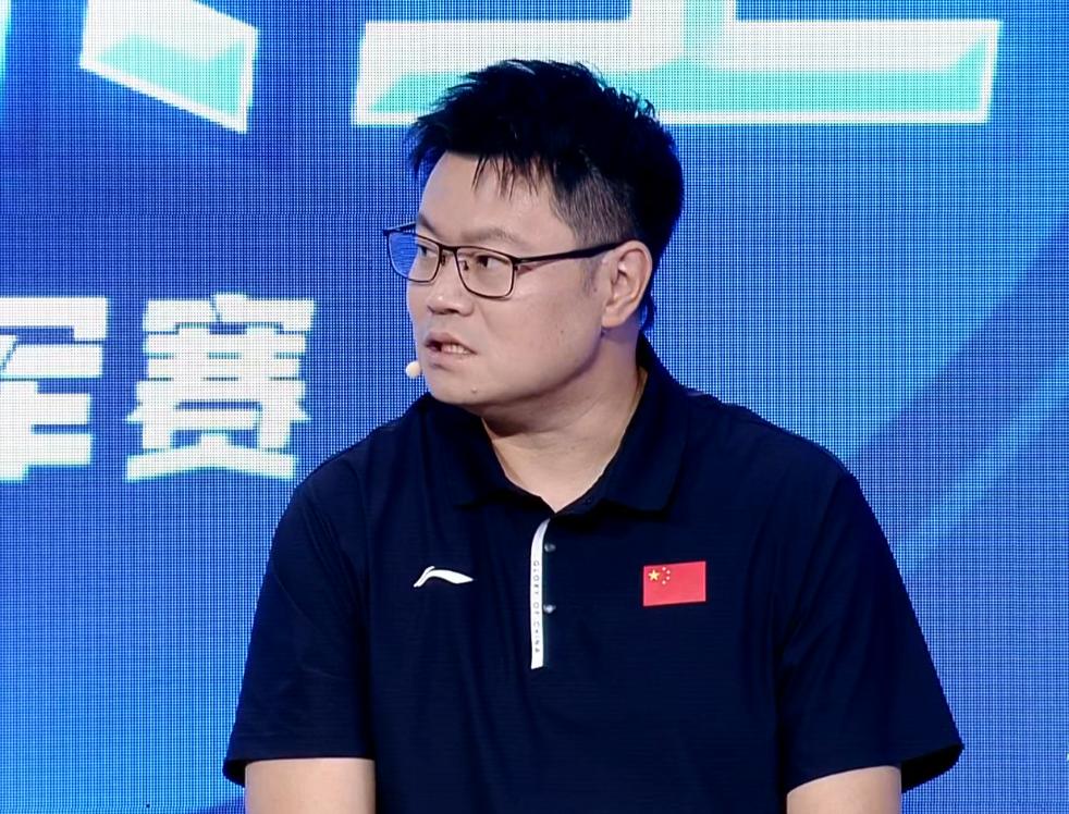 昨晚陈熠3:4输给张本美和后，大家看到侯英超的眼神了吗？严厉的可怕，昨晚侯