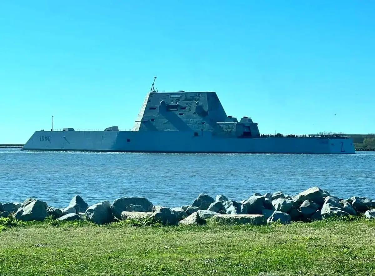 估计美国海军这三艘朱姆沃尔特级驱逐舰，整个服役周期就在修修改改中结束了。日前