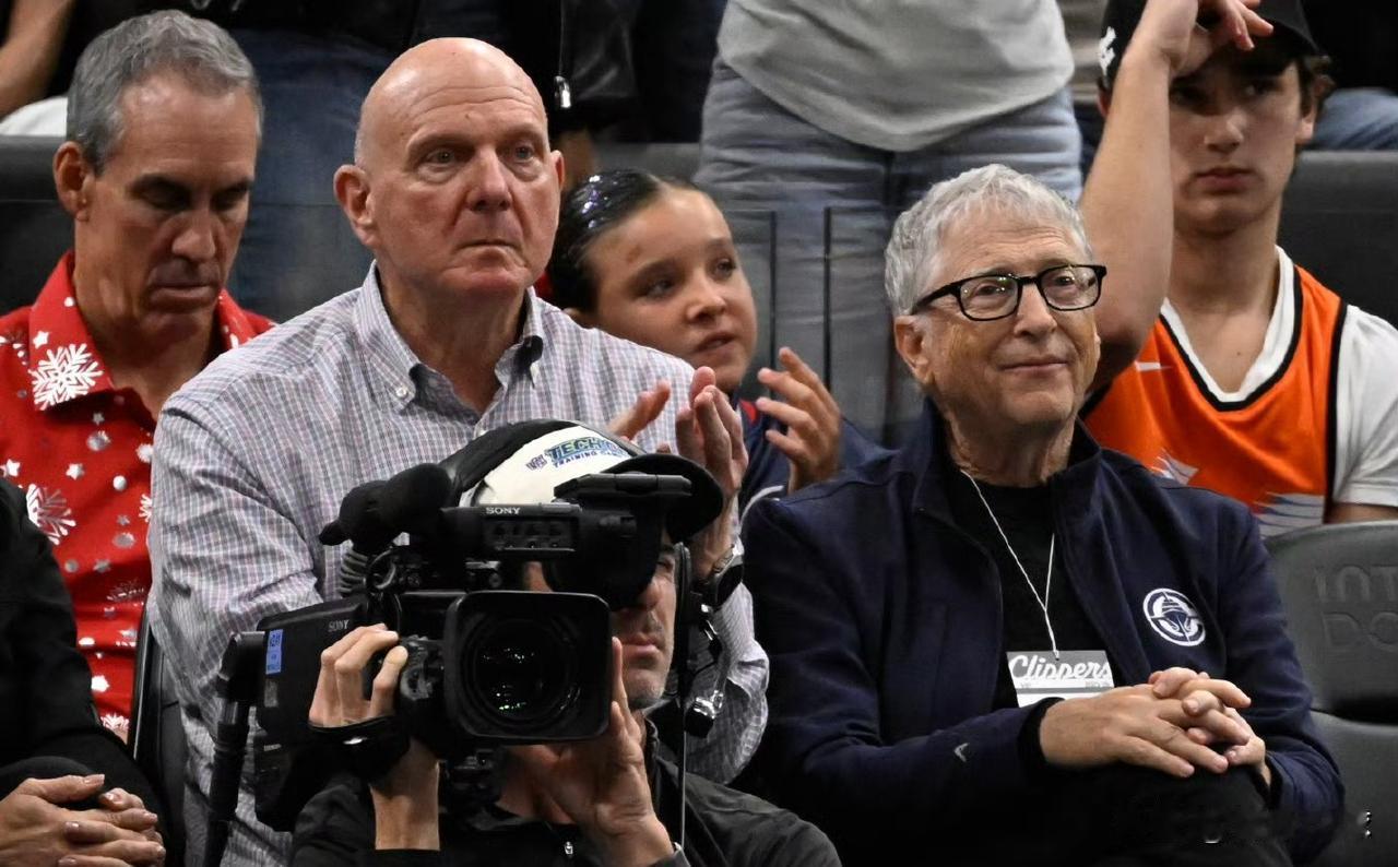 真难为鲍尔默了！今天战胜湖人队中，快船队老板鲍尔默携好友比尔-盖茨一同来到了