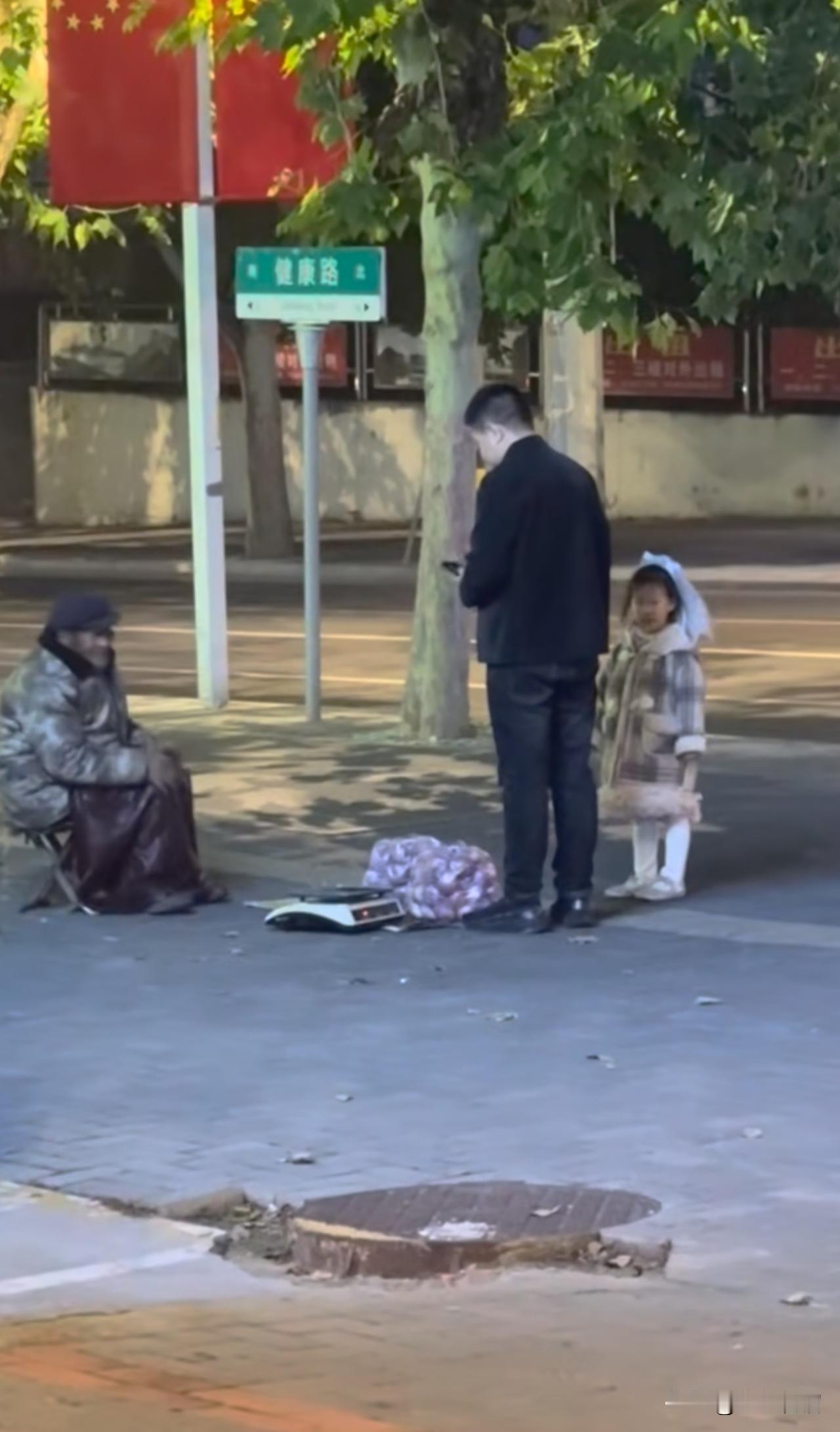 近日在山东，一个寒冷的夜晚，一家三口吃完饭开车回家，途中看到路边有一位卖苹果的老