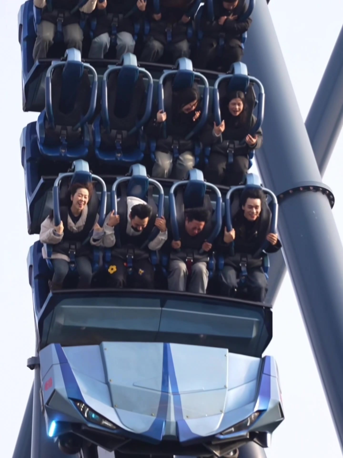 哈哈哈哈哈哈哈哈哈哈笑着坐过山车的耶耶，第一排好爽的吧，不信看旁边的彪哥龚俊坐过