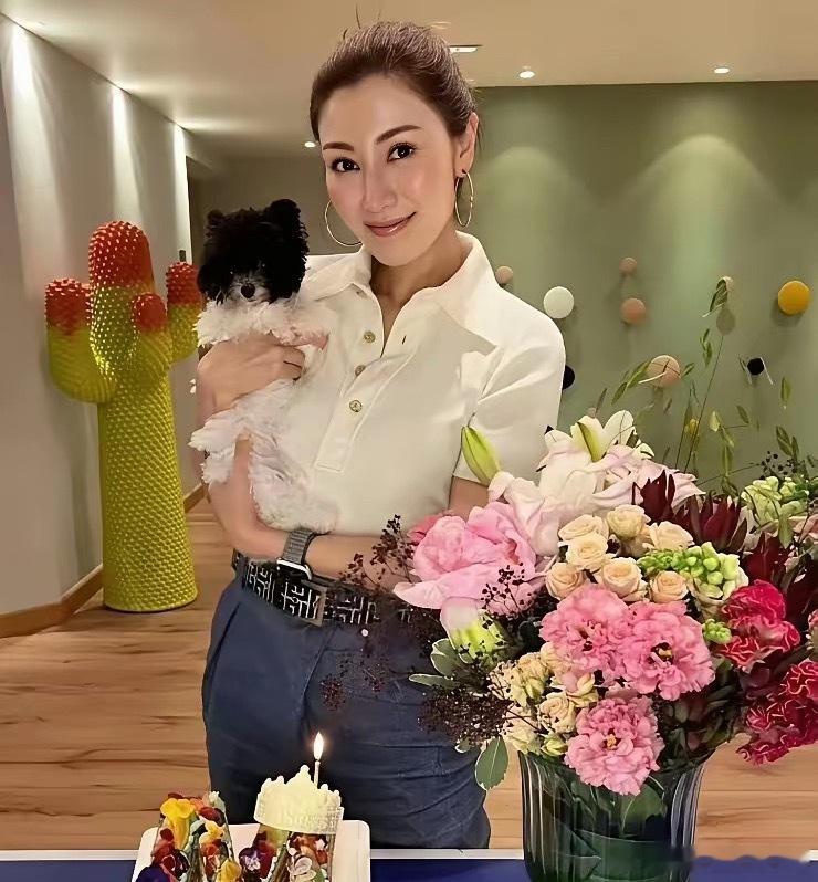 54岁的李嘉欣，保养得很好，但气质变得普通了，没有以前那种惊艳的大美女气质了