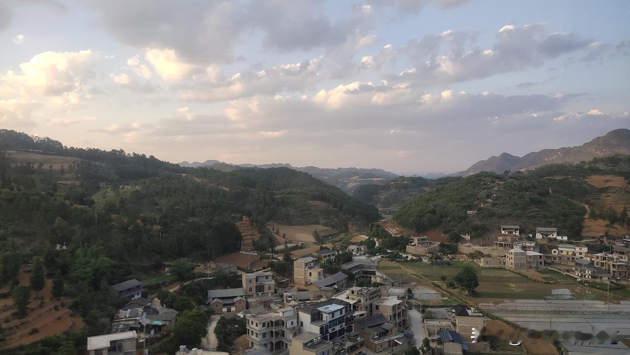 你们住过黑店么？我住过，而且是五月初的事。那天从泸西去蒙自，太累了，就想找个近