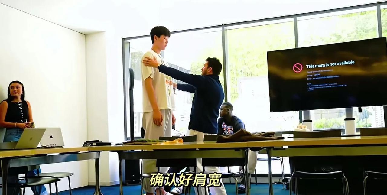 杨瀚森为选秀当天定制西装，眼光不错！杨瀚森结束了匆忙的NBA选秀前集训、对抗赛