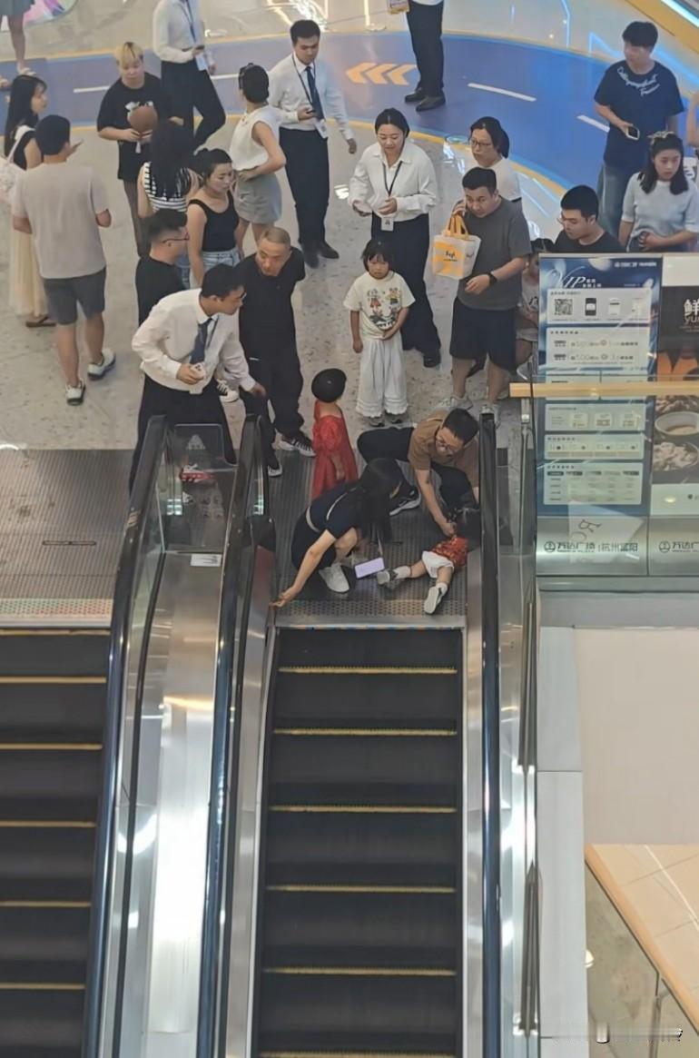 尿不湿宝宝手卡电梯里了！哎这种意外都是大人的责任，有些人真是不配拥有！这种就是