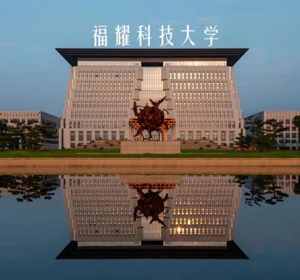 曹德旺说，福耀科技大学的毕业生将来是以工程师身份签合同，企业不要想拿几千块钱就雇