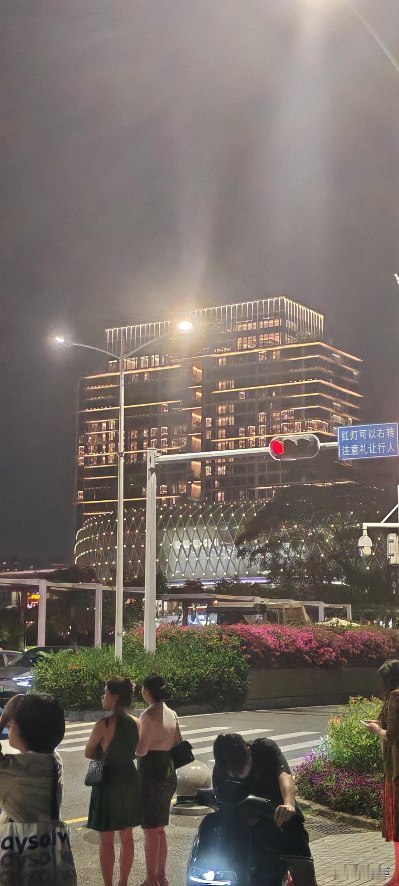 最近关于酒店客房卫生问题争议不小，我觉得客房卫生管理应该改革了。第一，客人入住
