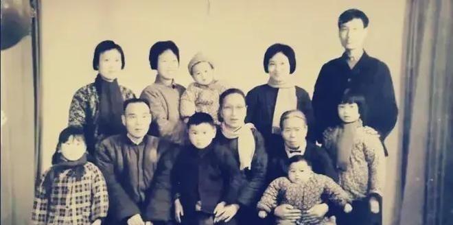 1970年，一场难产差点要了林小兰的命。她是从上海下乡的知青，一个人在冰天雪地的