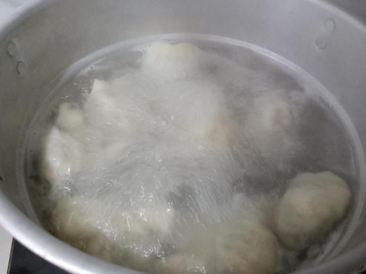今天我们这边继续下雨，今天晚上又包了饺子。这次包的饺子是芹菜，鸡蛋，木耳的素