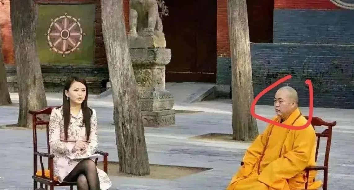 这张照片藏着多少秘密？当年李湘穿黑丝采访释永信为哪般？回头再看释永信到底