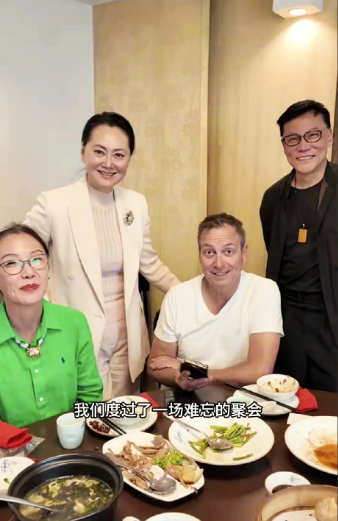 李国庆与张丹红度蜜月，请包括已退休的明星大宋佳在内的朋友吃饭。席间老李以崇拜的眼
