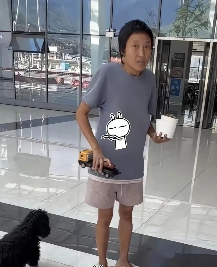 相比较说孩子是野人，只是我觉得这个妈妈才更可疑不是吗？浑身上下透露着不对劲