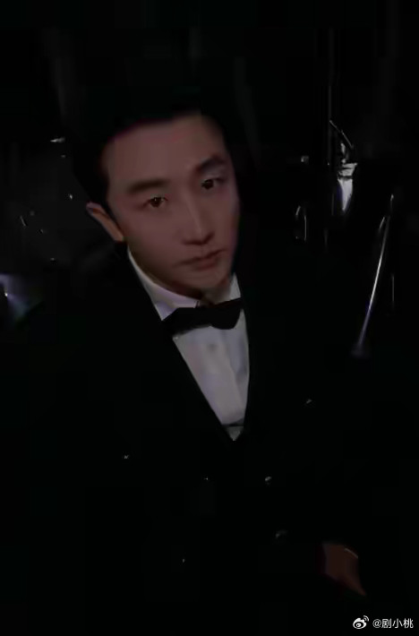 1.黄轩现在也懒得去争斗，拿不拿奖无所谓。与现任女友在一起挺开心的，没那么多矛盾