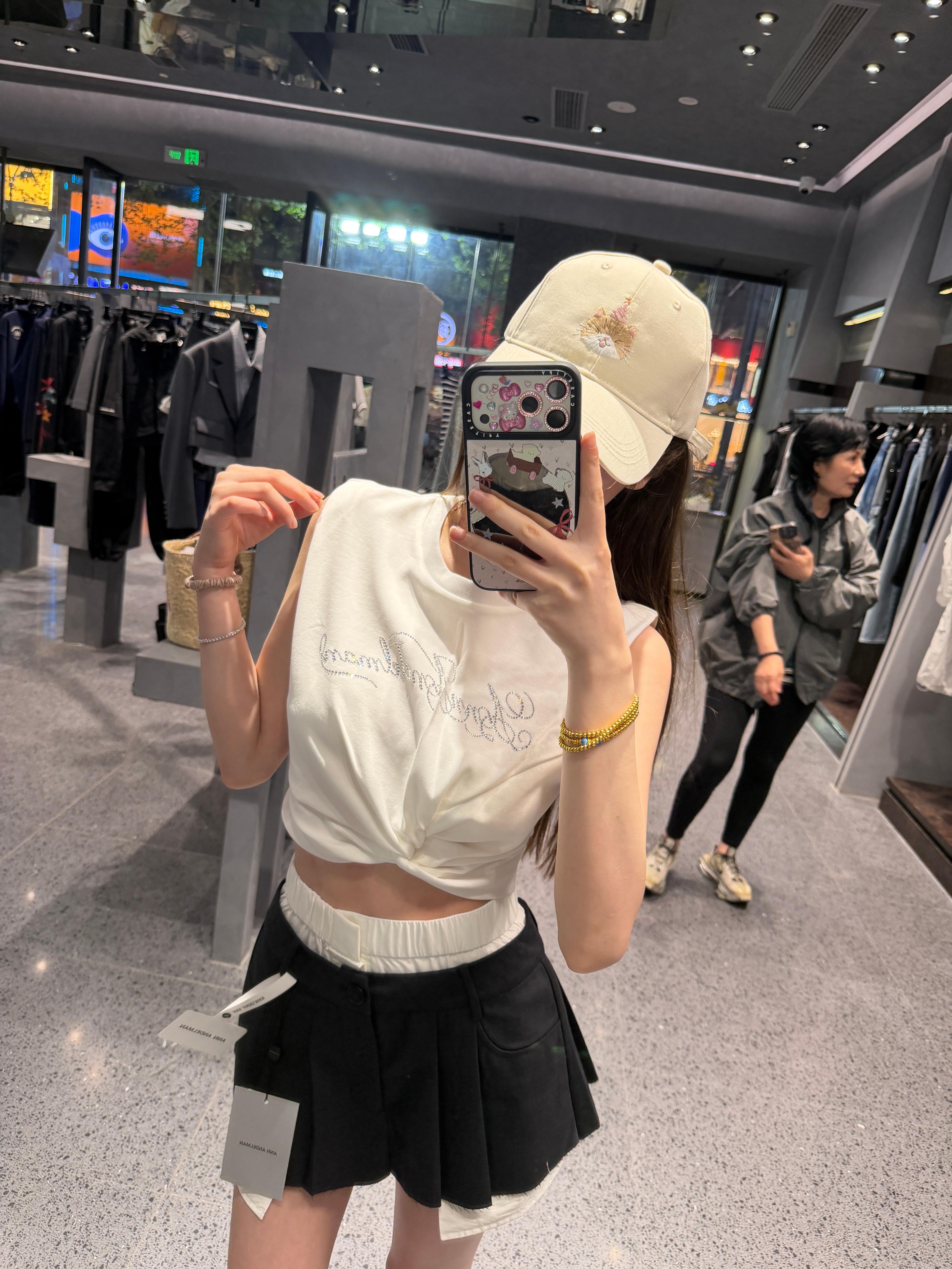 妈呀逛街逛到好喜欢的一套！这套我朋友说是本月最佳！而且这个上衣随便搭一个牛仔裤