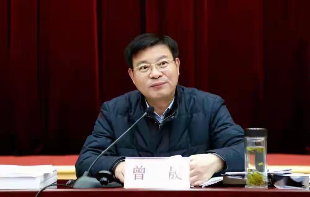 武汉市委常委、市委秘书长曾晟，任过多次的职务，及做过国企企业的副总。又在审计局做