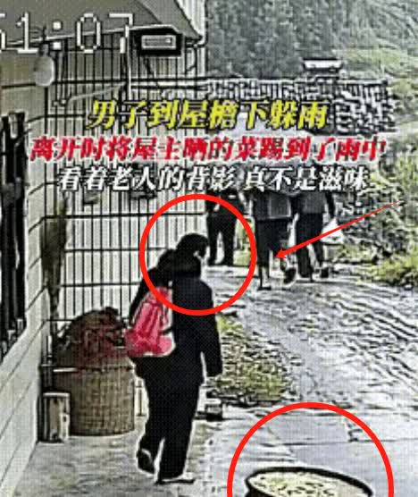 浙江天降大雨，一背包男子未带伞到一户人家屋檐下避雨，还拿过大爷家的凳子坐