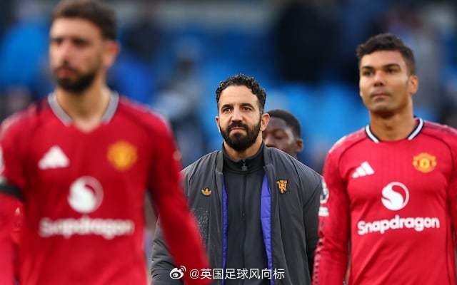 【阿莫林必须变阵】《电讯报》社评：曼联主帅阿莫林，是时候将三后卫阵型改回四后卫，
