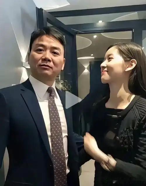 都说章泽天是京东老板娘，但其实龚小晶才是刻在京东名字里的女人。京东名字的由来，刘